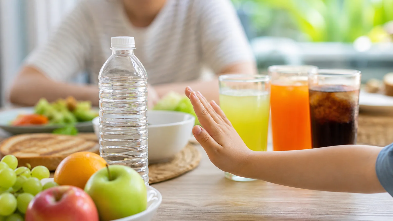 שולחן ילדים עם בקבוק מים לצד משקאות ממותקים